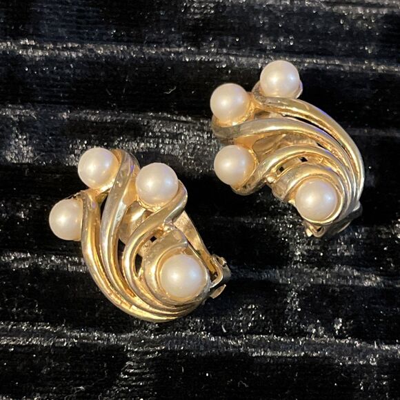 Vintage 1950’s Crown Trifari Goldtone Faux Pearl Flower Wings Clip On Earrings - Picture 1 of 9